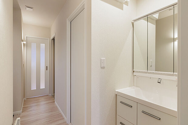 【【洗面台】】洗面台はユーティリティーと独立した設計で、帰宅後の手洗いやトイレ後も使いやすい便利な動線です。来客時も気兼ねなく快適に使えます。
（2025年12月撮影）