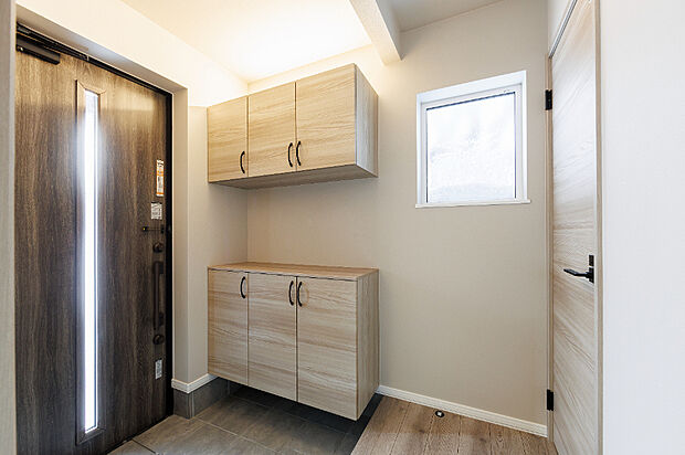 【【玄関】】窓から光が差し込む玄関は、暗くなりがちな空間を明るく演出。靴箱の上にはお気に入りのインテリアを飾り、自分らしさを楽しめます。（2026年1月撮影）