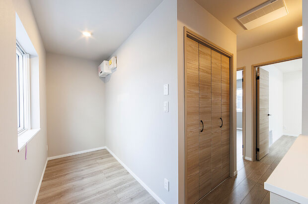 【【2Fホール】】陽当たりの良い2階ホールは、家事や趣味に使える多目的スペースと大容量の収納を設置。日用品や季節物もしっかり収納でき、いつでも家全体を美しく保てます。（2026年1月撮影）