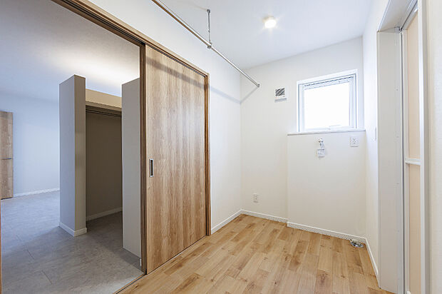 【【ユーティリティ／モデル(1)】】玄関からLDK、寝室、ユーティリティへと回遊できる動線で、身支度や着替え、洗濯までスムーズ。平屋ならではの暮らしやすさを実感できる快適空間です。
（2025年11月撮影）