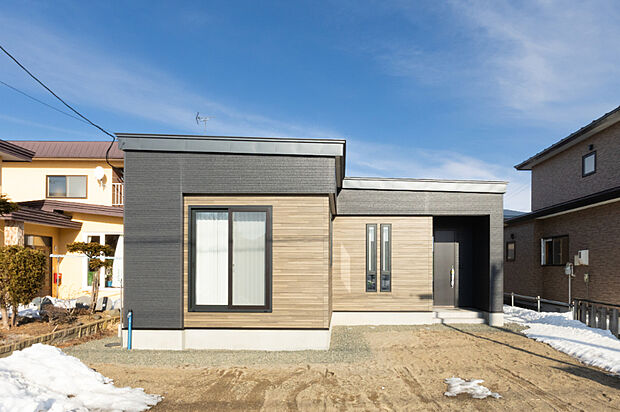 【【外観】】和モダンな美しさが漂う、ブラックとウォルナットの落ち着いた住空間。太陽光パネル搭載で家計へのやさしさと、デザイン性を両立させたこだわりの一棟です。(2026年1月撮影)