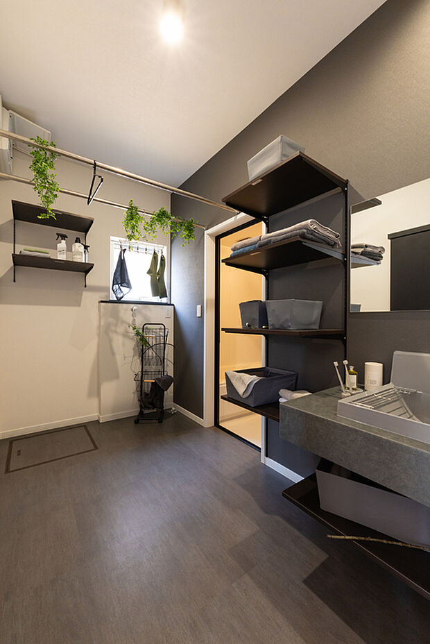 【【ユーティリティ】】たっぷり収まる可動棚と便利な物干し付き。日用品をスッキリ片付けながら室内干しもでき、お天気に左右されず、いつでも整った清潔感のある空間を保てます。(2026年1月撮影)