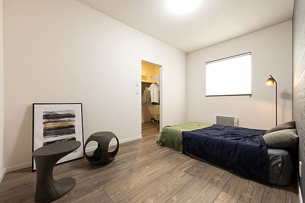 【【寝室】】7.5帖のゆとりある寝室に、落ち着きのあるアクセントクロスをプラス。質感にこだわった内装が、一日の疲れを癒やす静かで心地よい時間を演出します。(2026年1月撮影)