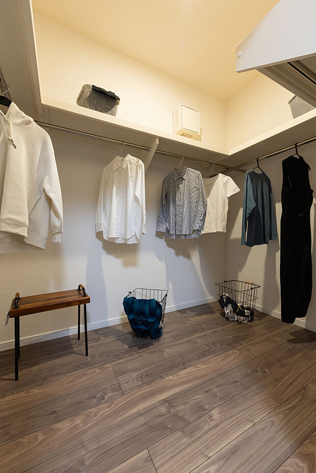 【【ウォークインクローゼット】】広々としたクローゼットは収納力抜群で、衣類から小物までたっぷり収納可能。整理しやすく使い勝手も良い、快適な収納スペースです。(2026年1月撮影)