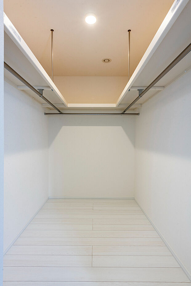 【【A棟 ウォークインクローゼット】】衣類やバッグ、小物までまとめて収納できるウォークインクローゼット。ゆとりのある広さで、たっぷり収納できる使い勝手のよい空間です。(2026年3月撮影）