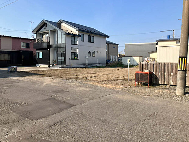 【【現地写真】】家計に優しい都市ガスエリア。前面道路は幅員約11mと広く、明るく開放感がございます。お車の出し入れも楽々ですね。
(2025年10月撮影)