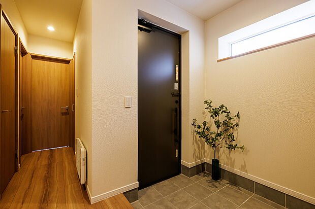 【【玄関】】玄関には高窓を設け、やわらかな自然光がやさしく差し込む空間に。日中は照明に頼らず、明るく心地よい雰囲気で、帰宅時も家族をそっと迎え入れてくれます。（2026年1月撮影）