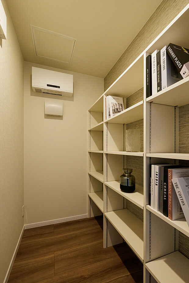 【【リビング収納】】リビングの一角に隠れた収納部屋を設けました。収納だけでなく、テーブルを置いて趣味のスペースとしても活躍。こもれるプライベート空間で、暮らしに特別感を。（2026年1月撮影）