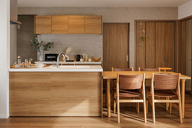 【【キッチン】】木目の美しさが映えるキッチンは、空間にやさしい温もりをプラス。毎日立つ場所だからこそ、心が落ち着き、料理の時間も自然と楽しみになる空間です。（2026年1月撮影）