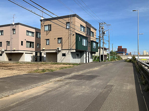 【【共通 現地写真】】ゆとりある前面道路でお車の出し入れも楽々。歩道があり、小さなお子様との外出や、ペットとのお散歩にも心強いですね。
（2025年11月撮影）