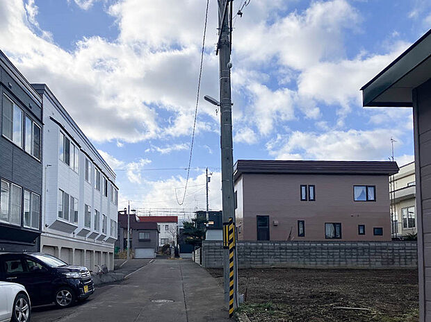 【【現地写真】】徒歩圏内には教育機関や商業施設が揃う便利な立地です。お子様の通学や送り迎え、日々のお買い物にも困りません。
(2025年12月撮影)