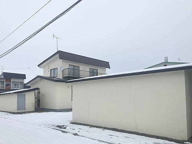 【【現地写真】】現在古家がございますが、解体後更地でのお引渡しになります。解体費用が掛からず、スムーズに建築を進められますね。
（2026年1月撮影）