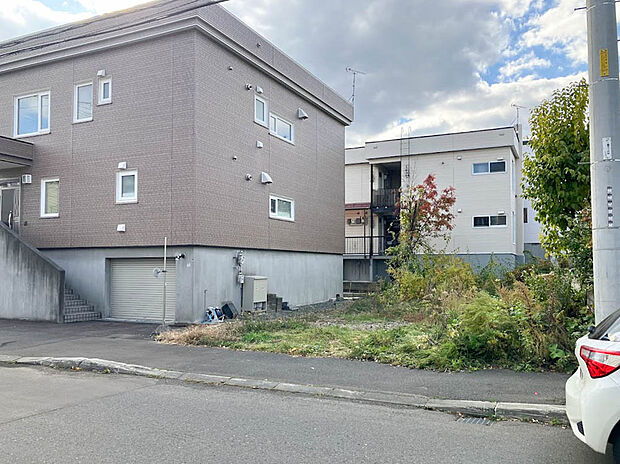 【【現地写真】】前面道路には歩道があり、小さなお子様との外出や、ペットとのお散歩にも心強いですね。
（2026年1月撮影）