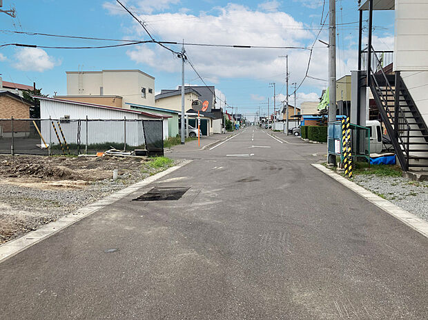 【【現地写真】】南側が公道に面した陽当り良好の物件です。周辺に高い建物が少ない低層住居専用地域、車通りも少なく静かにお過ごしいただけます。
（2026年1月撮影）