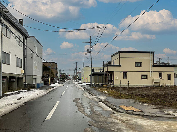 【【現地写真 A・B・C棟】】幅員約10mの東側道路です。きれいに舗装された見通しの良い公道のため、お住まいの見栄えも良くなりますね。
（2026年1月撮影）
