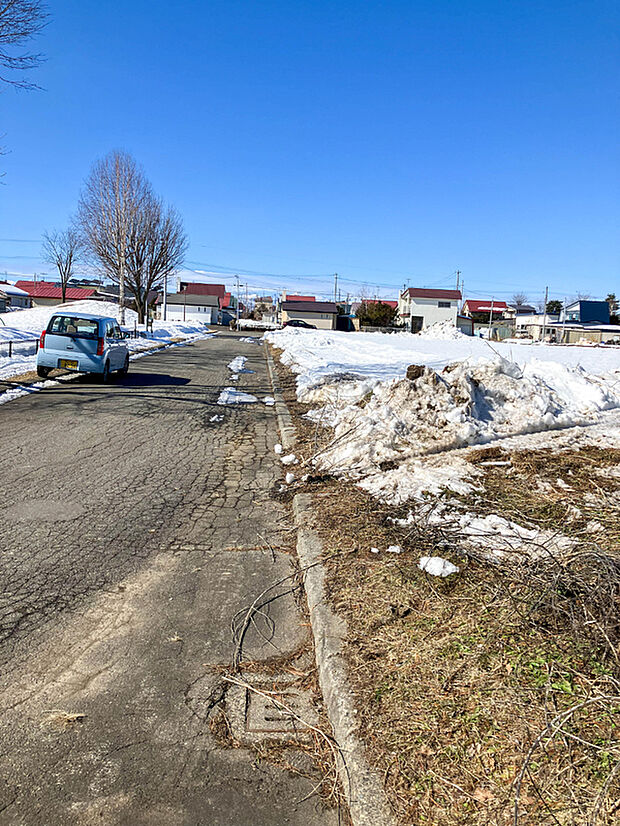 【【現地写真】】最寄りバス停「大空10丁目」停まで徒歩約4分とバスアクセスの良い立地です。徒歩圏内には教育機関や公園、コンビニもございます。
（2026年3月撮影）