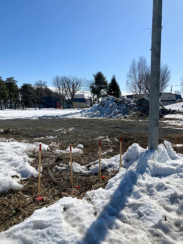 【【現地写真】】現況は更地につき解体費用が抑えられ、引き渡し後すぐに着工可能です。土地の広さや建設後のイメージもすぐに確認できます。
（2026年3月撮影）