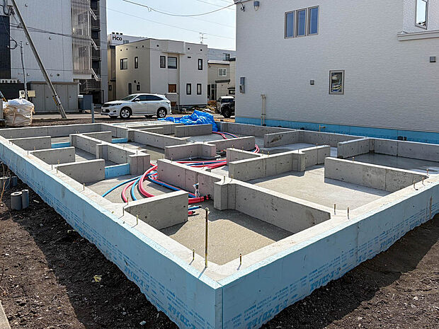 【【現地写真】】徒歩5分圏内に2か所のバス停があり、バスアクセス良好。JR「五稜郭」駅までも徒歩約23分でご利用いただけます。
(2026年3月撮影）