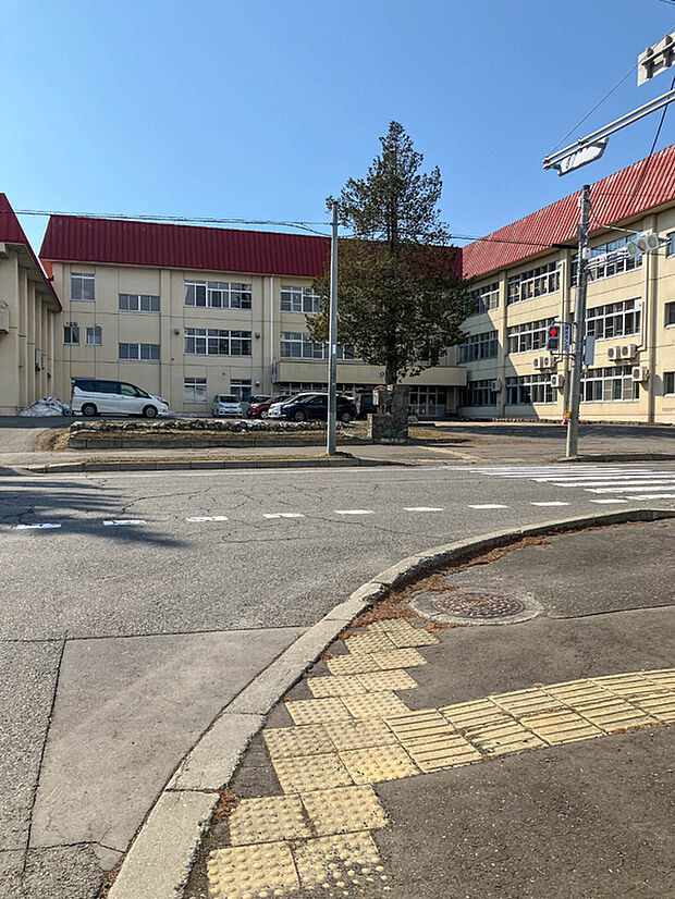 北栄小学校（約600m）