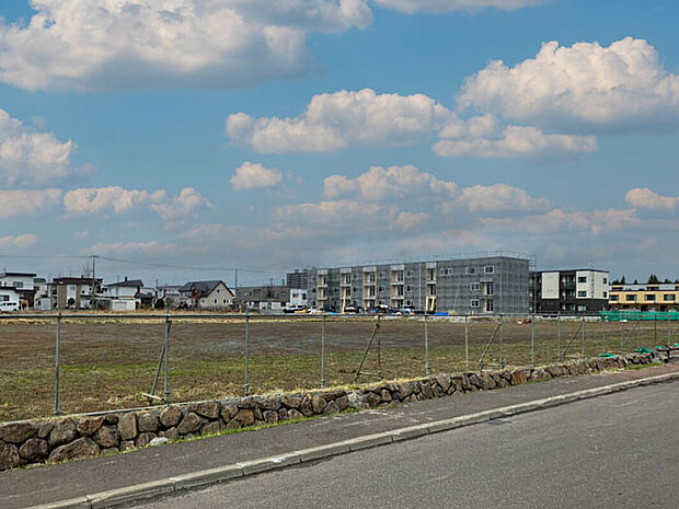 【【現地写真】】幅員約8mのゆとりある道路に面し陽当り・風通しも良好。見通しが良くお車でのすれ違いもしやすい立地です。
(2026年4月撮影）