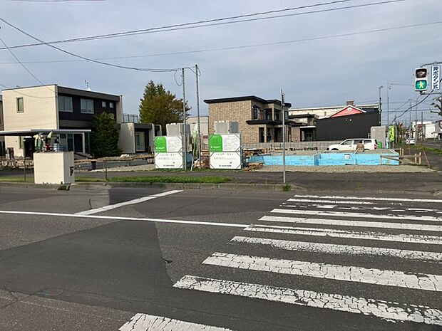 【【現地写真】】幅員20mの南側道路に面し陽当り良好!開放感があり見通しも良く、お車でのすれ違いや駐車もスムーズにできます。
(2026年5月撮影)