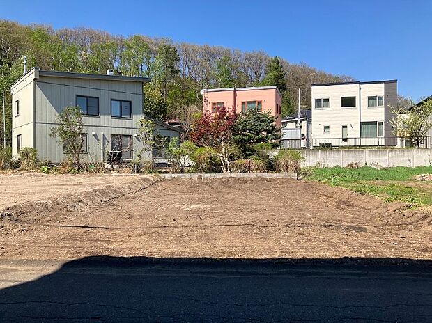 【【現地写真】】南北線「真駒内」駅まで徒歩約15分と利便性の高い立地でありながらも、周辺は静かで落ち着いた生活が期待できる閑静な住宅街です。
(2026年5月撮影)