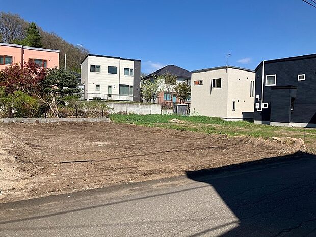 【【現地写真】】南西側道路に面し陽当り良好。周辺に高い建物も少なく開放感がございます。暖かい陽光を感じながら暮らすことができます。
(2026年5月撮影)