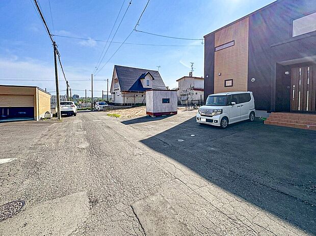 【【現地写真】】幅員約6mのゆとりある前面道路に面しながらも、車通りが少なめで落ち着いた環境です。見通しも良く、毎日の出入りがしやすい立地です。
（2026年6月撮影）