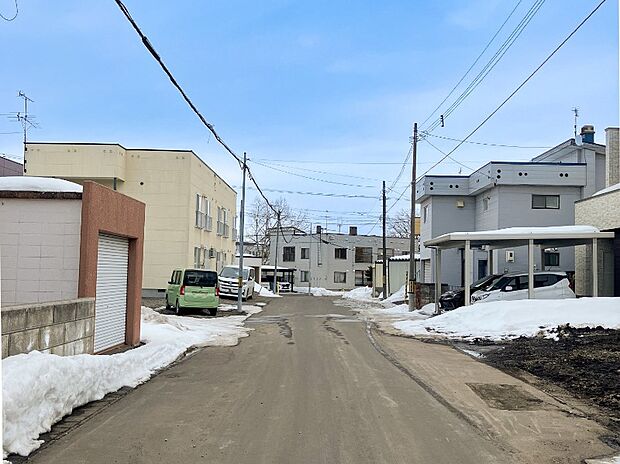 【【現地写真】】幅員約8mの前面道路に面した伸びやかなロケーション。お車の出し入れもスムーズに行え、毎日の外出もしやすいですね。
（2026年6月撮影）
