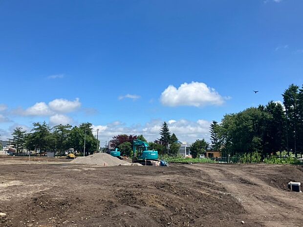 【【現地写真】】現在造成工事中!新しいお住まいが完成し建ち並ぶと、素敵な一画になりそうですね。
(2026年6月撮影)