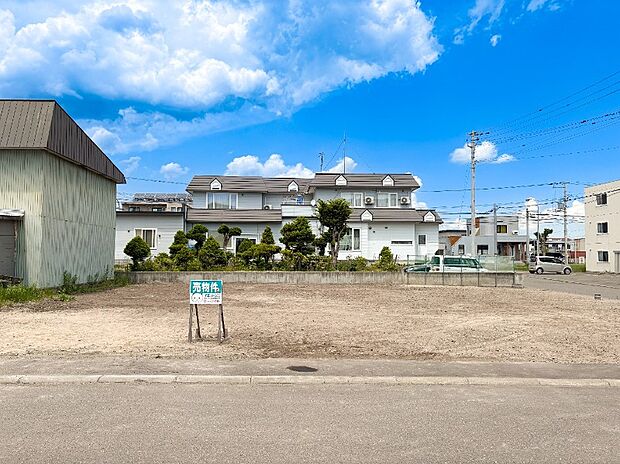 【【現地写真】】最寄りバス停「北光小学校」停まで徒歩約1分！通勤やお出掛けもしやすい立地です。
（2026年7月撮影）