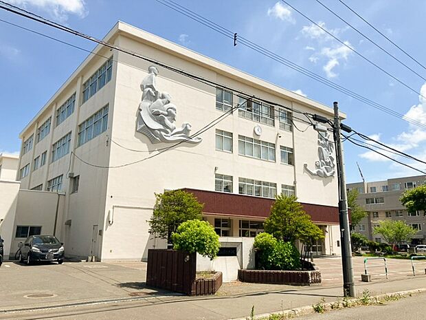 栄町中学校（約1,600m）