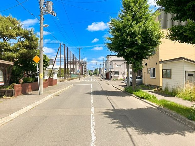 【【現地写真】】「栄西小学校」まで徒歩約4分のため、お子さまの通学もしやすい立地。日々の送り迎えの負担を抑えやすく、子育て世帯にも検討しやすい環境が整っています。
（2026年7月撮影）