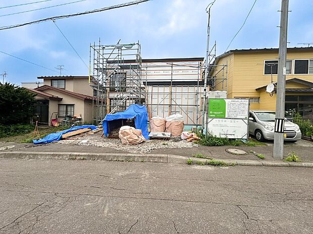 【【現地写真】】徒歩圏内にはスーパーやコンビニ、ドラッグストアなどの商業施設が点在し、日々のお買い物にも困りません。ぜひ周辺環境と合わせて現地をご覧ください。
(2026年8月撮影)