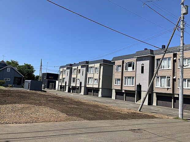 【【A棟 現地写真】】周辺は落ち着いた住宅地となっており住環境良好！徒歩圏内には教育機関や買物施設が揃い、子育て世帯にもおすすめできる物件です。
（2026年8月撮影）