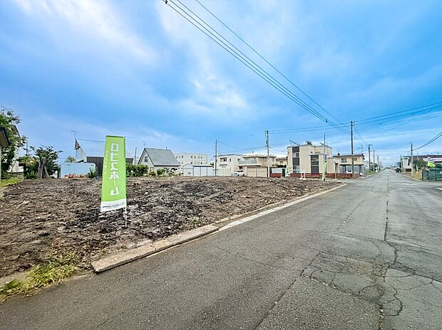 【【現地写真 南東側右向き】】解体費用の掛からない更地です。お引渡し後はスムーズに理想の住まいづくりを始められます。土地の広さや陽当りの良さもご確認いただけます。
(2026年8月撮影)
