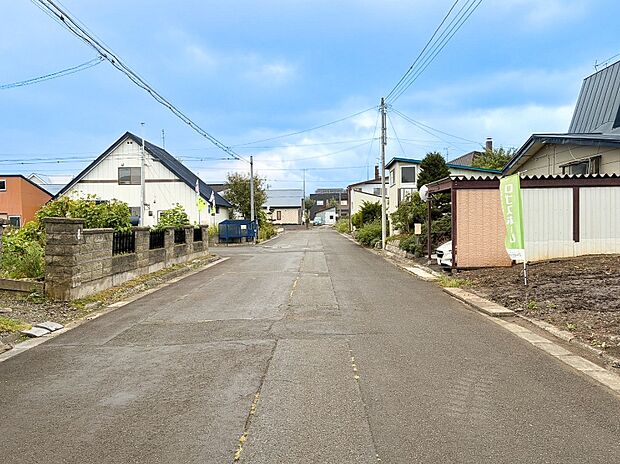 【【現地写真 南東側道路】】幅員約7.5mの広い道路に面し、見通しが良く車の出入りもしやすい立地。比較的車通りも少なく、穏やかな環境でご家族も快適に暮らせます。
(2026年8月撮影)