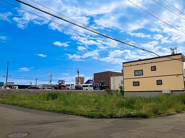 【【現地写真】】1号地は開放感あふれる角地に位置します。陽当りや風通しが期待でき、明るく快適に暮らせるお住まいを実現できます。
（2026年9月撮影）