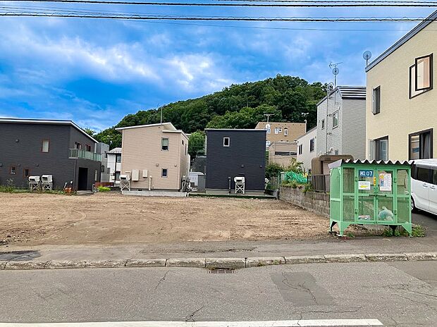 【【C棟 現地写真】】地下鉄「真駒内」駅まで徒歩約17分。徒歩圏内には教育機関や商業施設が揃い、子育て世帯にも嬉しい環境です。
(2026年9月撮影)
