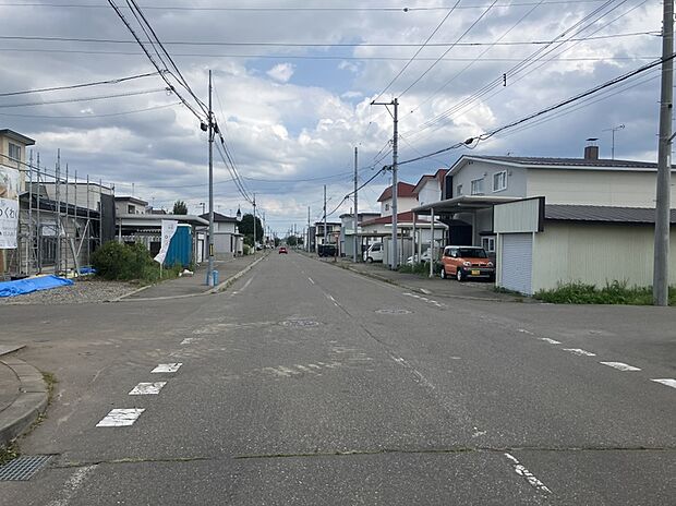 【【現地写真】】幅員約12mの南側道路に面し暖かい陽光を感じられる立地。見通しのよい前面道路はお車の出し入れもスムーズに行えますね。
(2026年9月撮影)