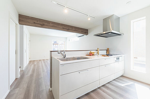 【キッチン】
キッチン背面の収納もたっぷりで整理整頓や作業がしやすいです。
【2024年10月撮影】