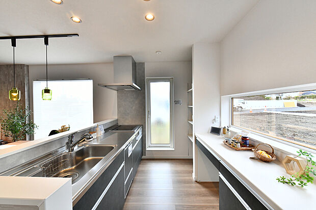 内装には、和モダンを意識した床材や壁紙をセレクトしています。スタイリッシュでありながら、ほっと心が落ち着くこだわりの内装が魅力です。