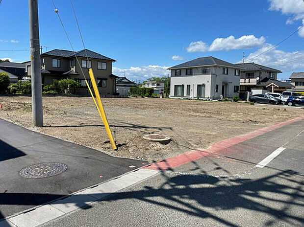 【現地写真】
南東の角地を含む全4区画の売地が登場、全2区画の販売になります。陽当りの良さと開放感が魅力の立地です。
(2026年6月撮影）