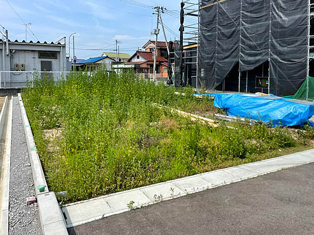 【現地写真】
周辺に高い建物が少ない低層住居専用地域です。車通りも少なく静かにお過ごしいただけます。小中学校が徒歩10分圏内に揃い子育て世帯にも嬉しい住環境です。
（2026年7月撮影）