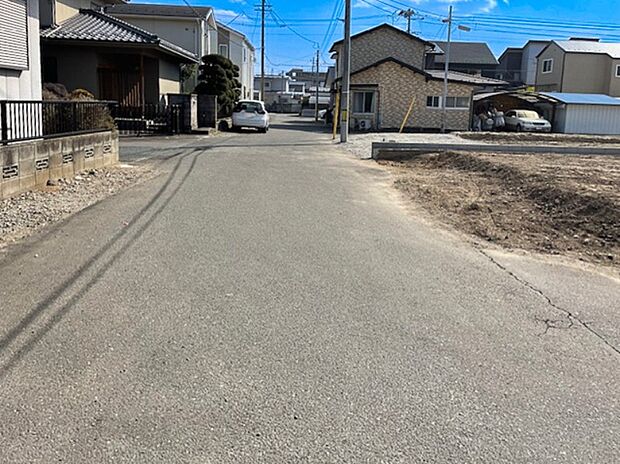 【現地写真】
徒歩圏内には教育機関や生活利便施設が揃い住環境良好。子育てにも優しい立地です。
(2026年9月撮影)