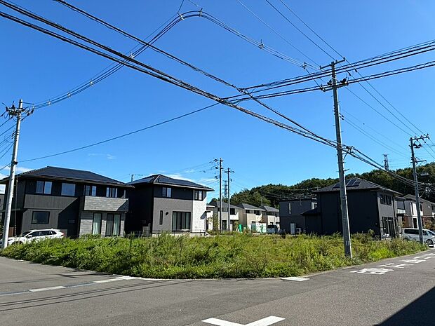 【現地写真】
角地を含む立地で風通し良好。視認性も良く、すっきりとした印象のゆとりある住環境です。
(2026年10月撮影)
