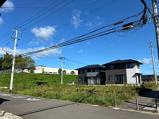 【現地写真】
土約61坪のゆとりある敷地が魅力です。複数台駐車可能なカースペースや、広いお庭など夢が広がりますね。
(2026年10月撮影)
