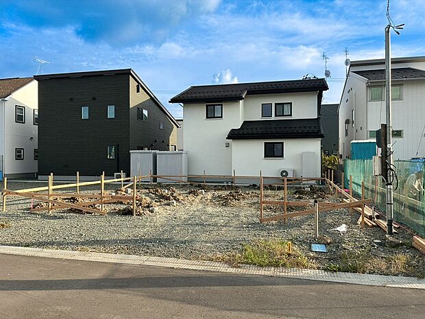 【現地写真】
耐震性や断熱性に配慮された2×6工法を採用!全館空調や太陽光パネルも搭載し、快適性と省エネ性能に配慮したお住まいです。
(2026年10月撮影)