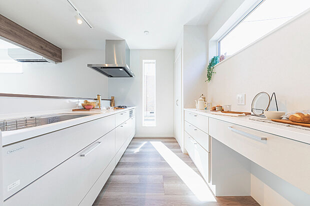 【【キッチン】】キッチン背面の収納もたっぷりで整理整頓や作業がしやすいです。
【2024年10月撮影】