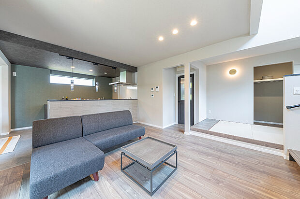 【【リビング】】キッチンからリビング全体を見渡せ、家族との会話も弾む開放的なLDKです。また、キッチンからも玄関からもユーティリティーへアクセスできる回遊動線にもご注目です！